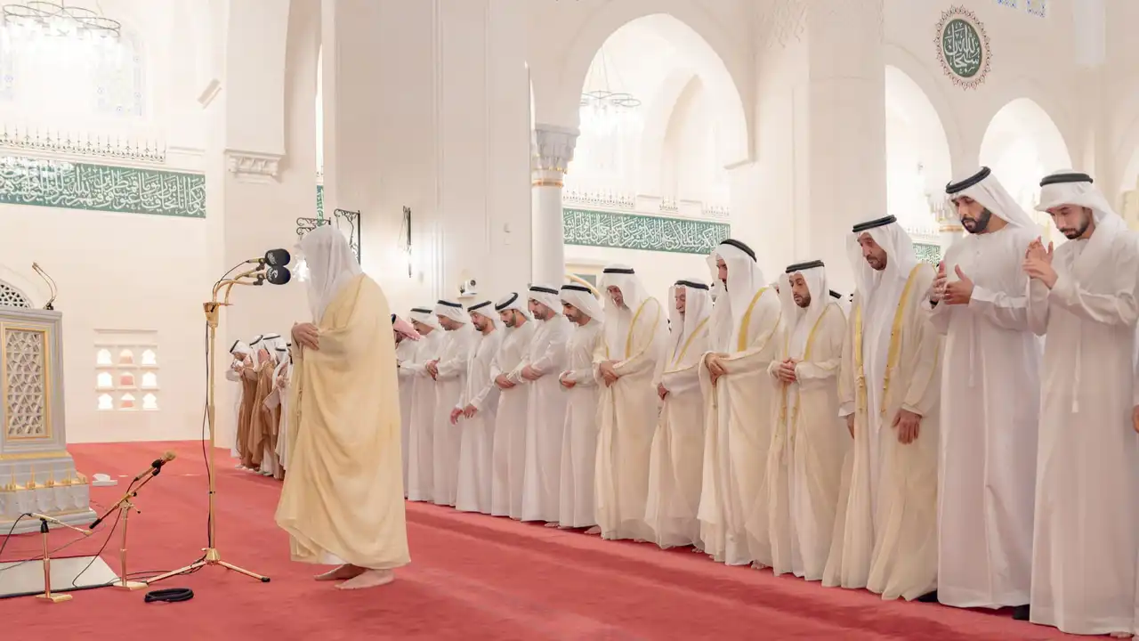 سلطان القاسمي يشارك في صلاة عيد الأضحى بمسجد الشارقة